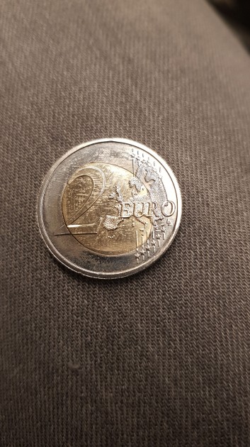 Divu eiro monēta ar defektu - 1