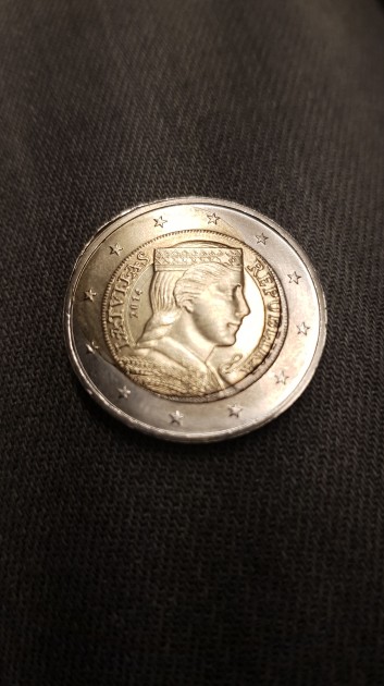 Divu eiro monēta ar defektu - 2