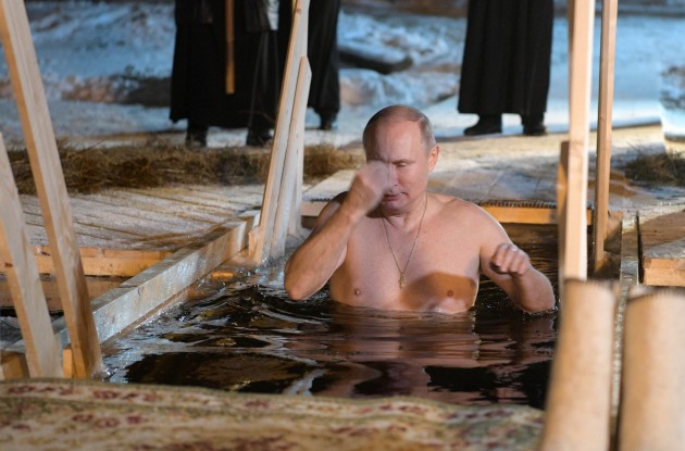 Путин окунулся в прорубь - 5