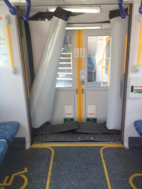 Sidnejā vilciens ietriecas Ričmondas stacijas barjerās - 6