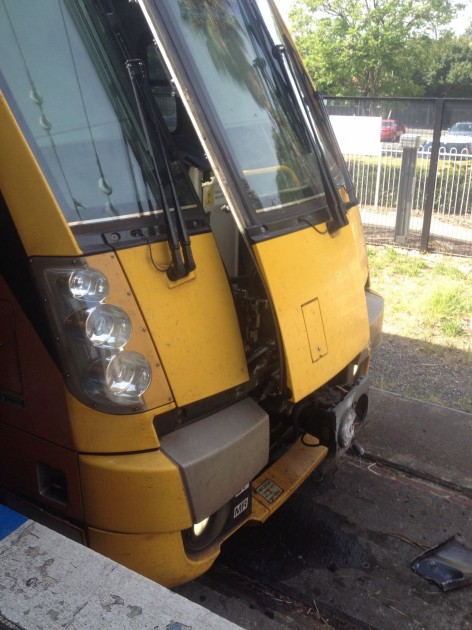 Sidnejā vilciens ietriecas Ričmondas stacijas barjerās - 7