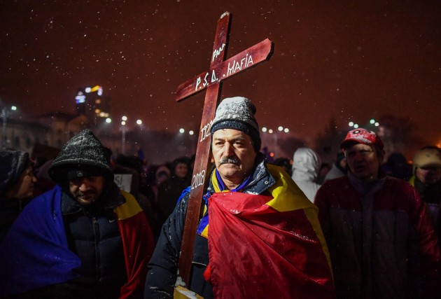 Rumānijā protestē pret pretkorupcijas prokurores atlaišanu - 7