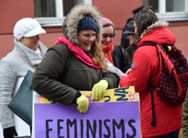 Solidaritātes gājienā par sieviešu tiesībām Latvijā dodas vairāk nekā simts cilvēku - 13