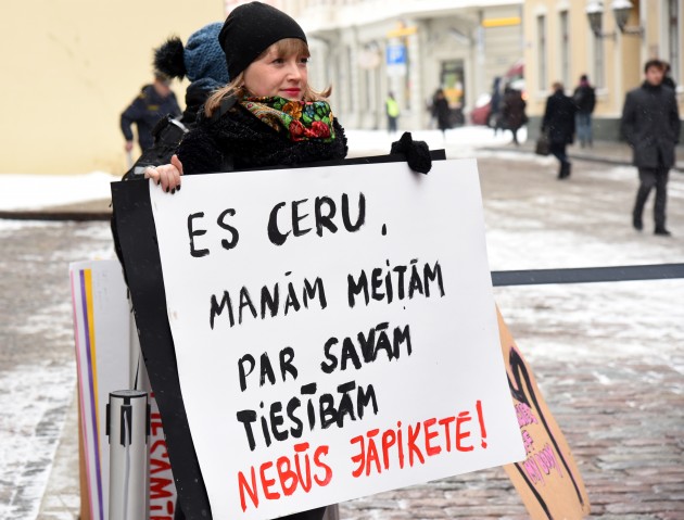 Solidaritātes gājienā par sieviešu tiesībām Latvijā dodas vairāk nekā simts cilvēku - 3