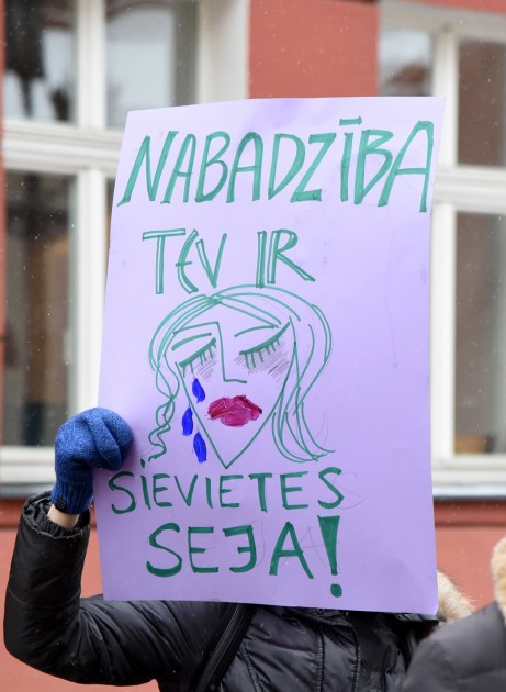 Solidaritātes gājienā par sieviešu tiesībām Latvijā dodas vairāk nekā simts cilvēku - 8