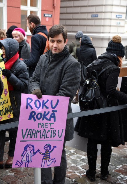 Solidaritātes gājienā par sieviešu tiesībām Latvijā dodas vairāk nekā simts cilvēku - 9