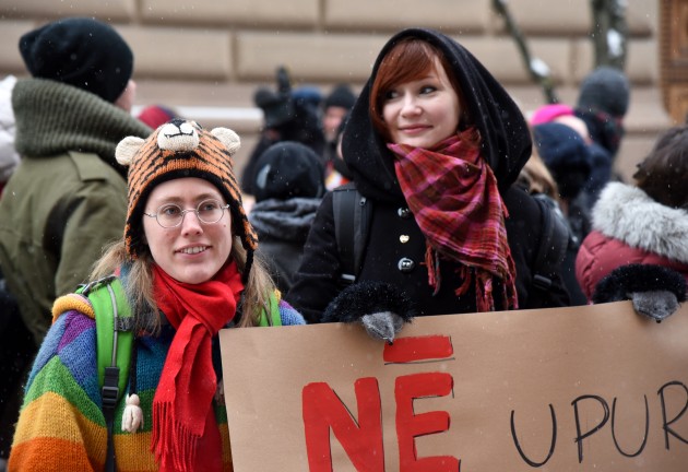 Solidaritātes gājienā par sieviešu tiesībām Latvijā dodas vairāk nekā simts cilvēku - 11