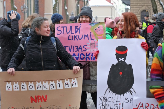 Solidaritātes gājienā par sieviešu tiesībām Latvijā dodas vairāk nekā simts cilvēku - 18