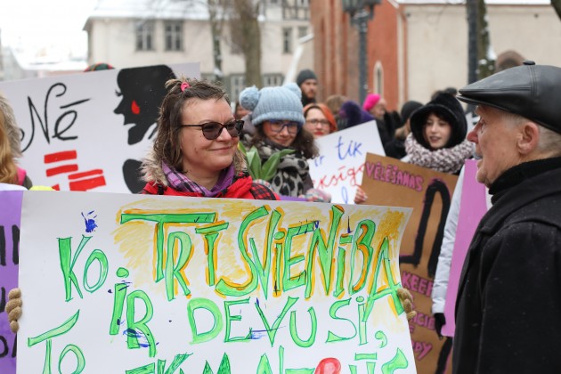 Solidaritātes gājienā par sieviešu tiesībām Latvijā dodas vairāk nekā simts cilvēku - 22