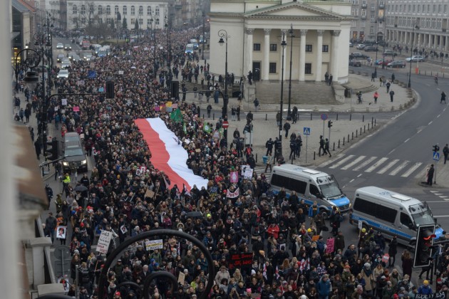 Polijā protestē pret abortu ierobežojumu - 13