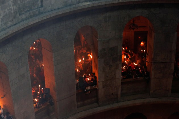 Tūkstošiem ticīgo sagaida svētās uguns parādīšanos Jeruzālemē - 2