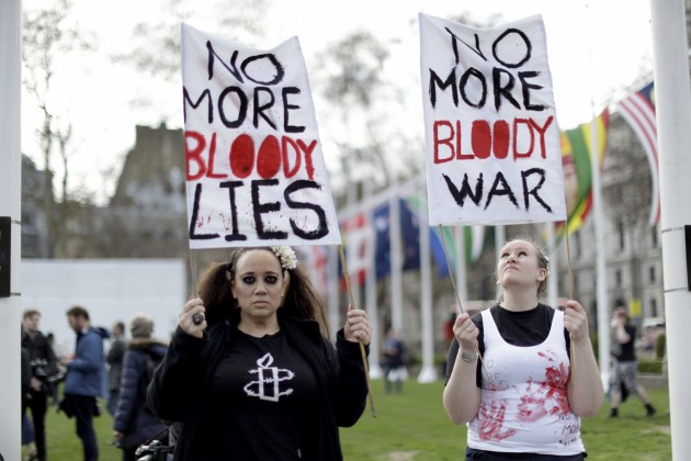 Londonā protestē pret Lielbritānijas veikto raķešu triecienu Sīrijai - 3