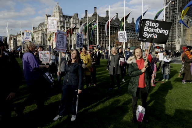 Londonā protestē pret Lielbritānijas veikto raķešu triecienu Sīrijai - 6