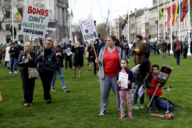 Londonā protestē pret Lielbritānijas veikto raķešu triecienu Sīrijai - 9