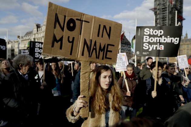Londonā protestē pret Lielbritānijas veikto raķešu triecienu Sīrijai - 10