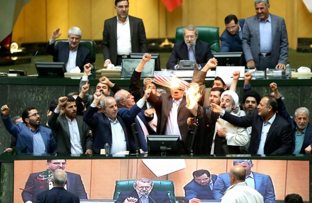Irānas parlamentā sadedzina ASV karogu - 1