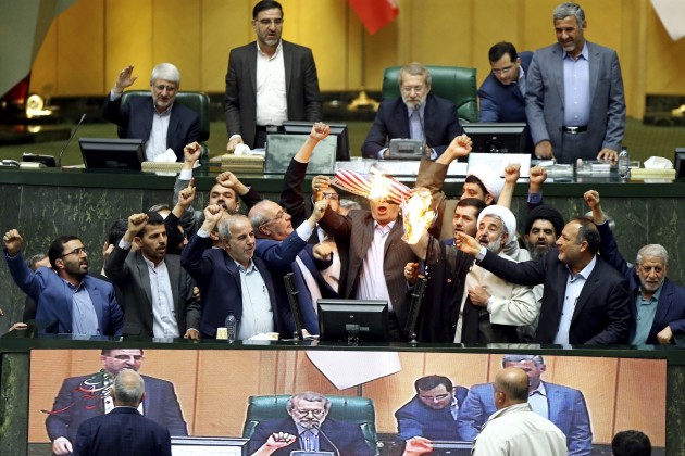 Irānas parlamentā sadedzina ASV karogu - 5