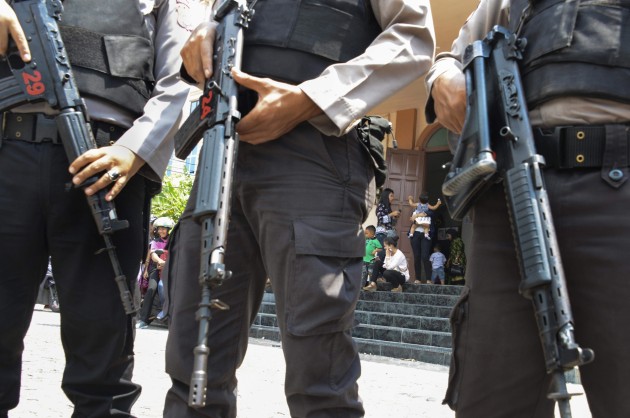 Sprādzienos pret baznīcām Indonēzijā nogalināti vismaz divi cilvēki un ievainoti 13 - 1