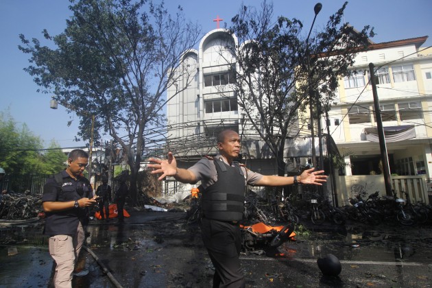 Sprādzienos pret baznīcām Indonēzijā nogalināti vismaz divi cilvēki un ievainoti 13 - 7