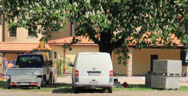 Aculiecinieci Jelgavā satrauc koku postīšana un tehnikas slēpšana zem ziedoša kastaņa - 4