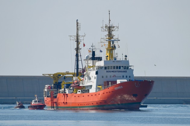 Spānijas Valensijas ostā ierodas palīdzības kuģi ar migrantiem - 2