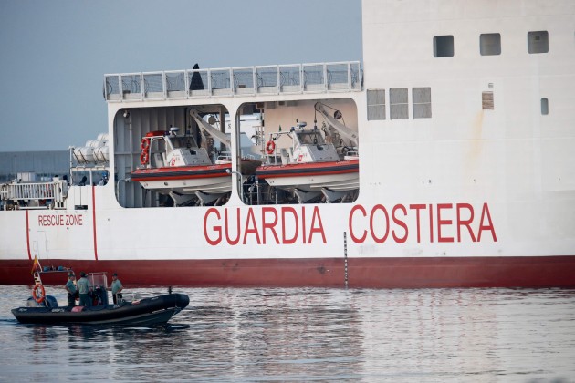 Spānijas Valensijas ostā ierodas palīdzības kuģi ar migrantiem - 4