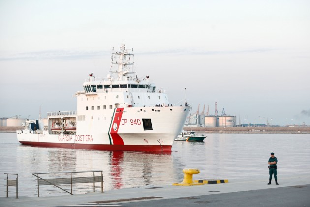 Spānijas Valensijas ostā ierodas palīdzības kuģi ar migrantiem - 6
