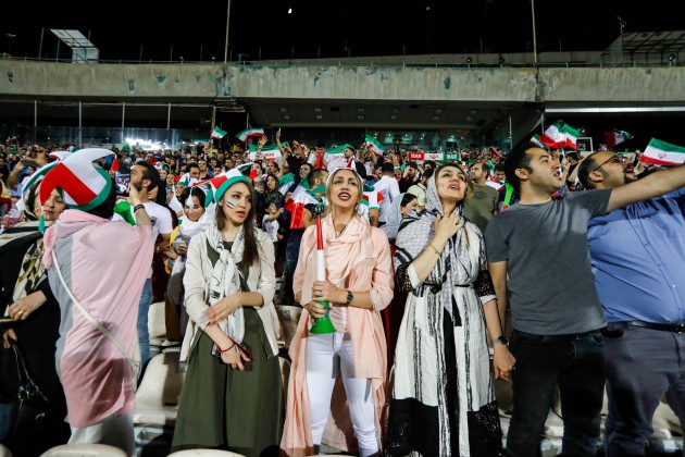 Sievietes no Irānas fano par futbolu Teherānā - 3