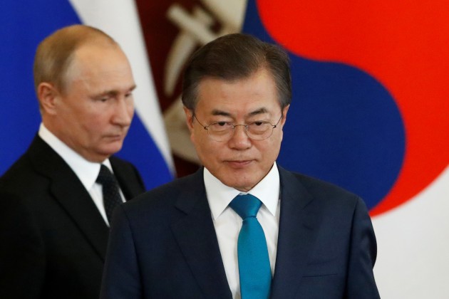 Putins tiekas ar Dienvidkorejas prezidentu Munu Džēinu - 5