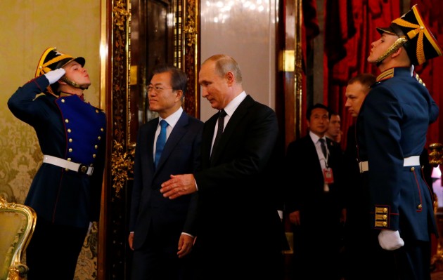 Putins tiekas ar Dienvidkorejas prezidentu Munu Džēinu - 6