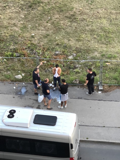 Serbu futbola fani Hanzas ielā mazgājas pienā - 1
