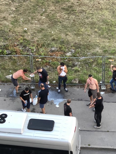 Serbu futbola fani Hanzas ielā mazgājas pienā - 3
