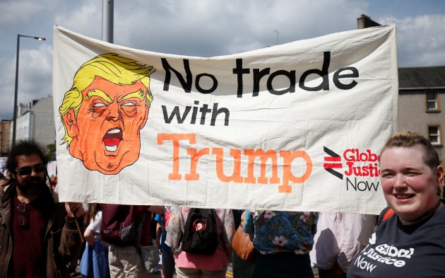 Tūkstošiem cilvēku Edinburgā protestē pret Trampa vizīti - 4