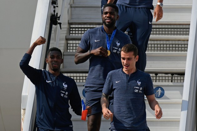 Francijas futbolistus sagaida majās - 11