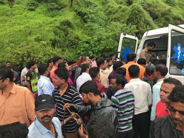 Indijā autobusa katastrofā bojā gājuši 33 cilvēki - 5