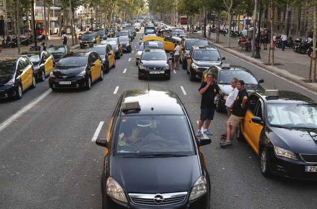 Taksisti uzsākuši beztermiņa streikus Spānijas ielās - 7