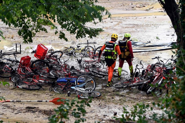 Francijā plūdu dēļ no kempingiem evakuēti 750 cilvēki - 3