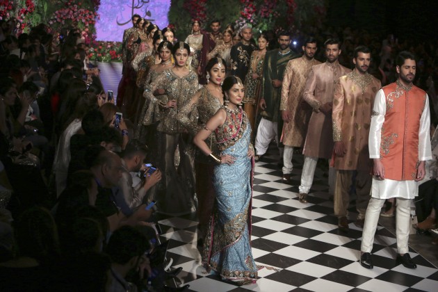 Kāzu tērpi Pakistānas modes nedēļā - 14