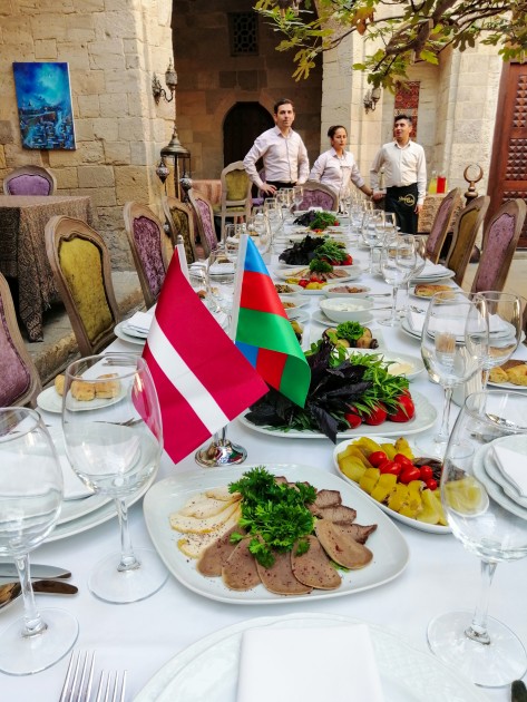  Ēdiena kults Azerbaidžānā - Baku - 1