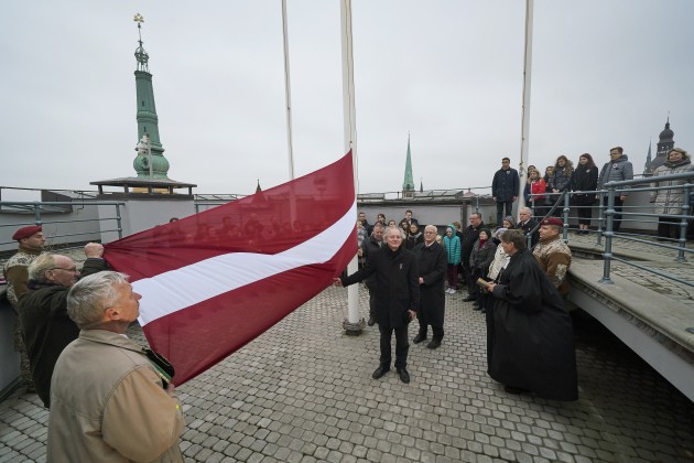 Karoga maiņas ceremonija Rīgas pils Svētā Gara tornī - 3