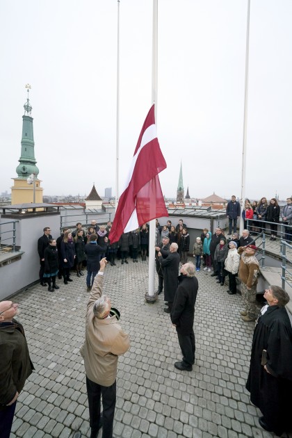 Karoga maiņas ceremonija Rīgas pils Svētā Gara tornī - 10