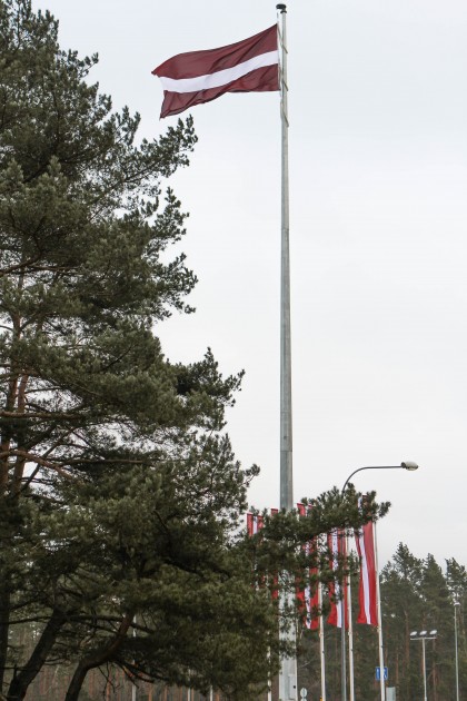 Jūrmalā paceļ valsts simtgadei veltītu Latvijas karogu - 15