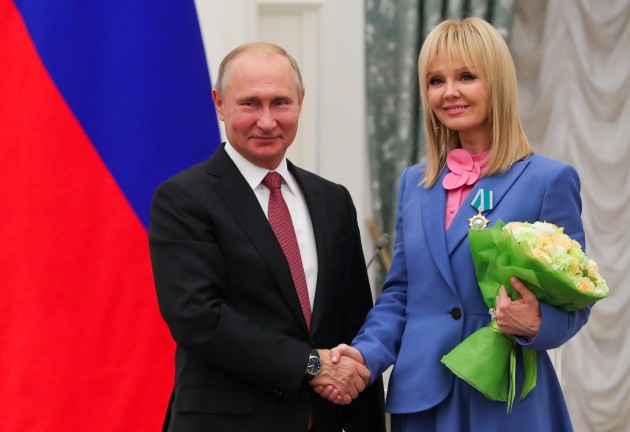 Vladimirs Putins dziedātājai Valērijai pasniedz ordeni - 2
