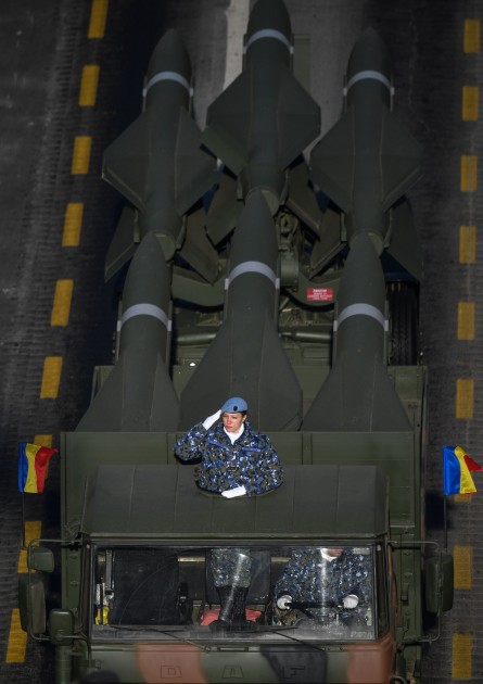 Rumānija valsts simtgadi svin ar militāro parādi - 15