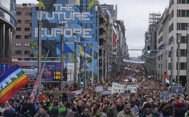 Vairāki tūkstoši cilvēku demonstrācijā aicina politiķus spert atbildīgākus soļus klimata politikā - 8
