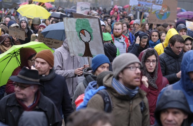 Vairāki tūkstoši cilvēku demonstrācijā aicina politiķus spert atbildīgākus soļus klimata politikā - 9