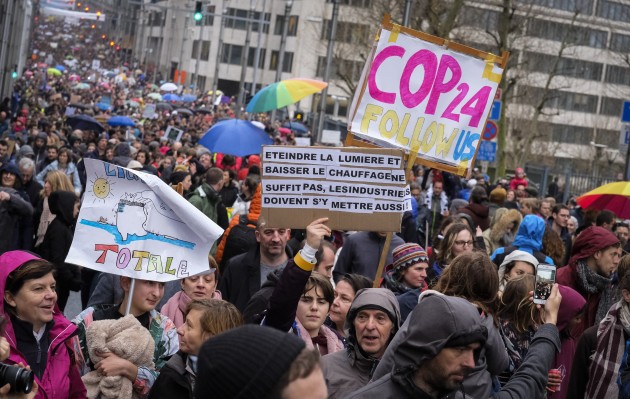Vairāki tūkstoši cilvēku demonstrācijā aicina politiķus spert atbildīgākus soļus klimata politikā - 11