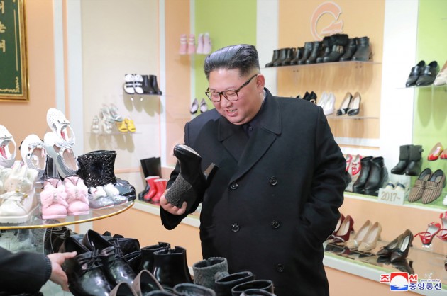 Kims Čenuns novērtē kurpes - 2