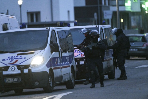 Francijas policija izvērsusi operāciju Strasbūras dienvidos - 8
