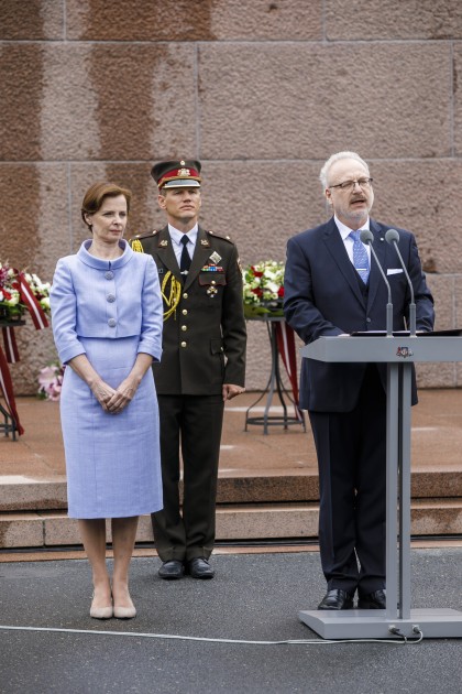 Valsts prezidenta Egila levita uzruna un svinīgā ziedu nolikšanas ceremonija pie Brīvības pieminekļa - 37